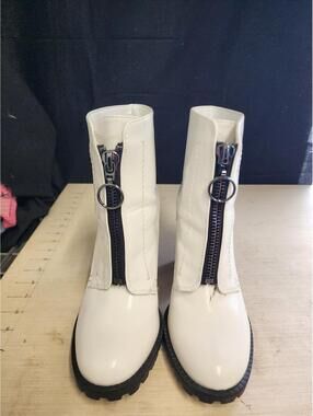 Vera Wang Size 7.5 White Chunky Heel Ankle Boots with Front Zipper
